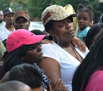 Shaneetha Goodloe (right) weeps at a Sunday vigil for her daughter Shamiya Adams / Photo by Mitch Dudek